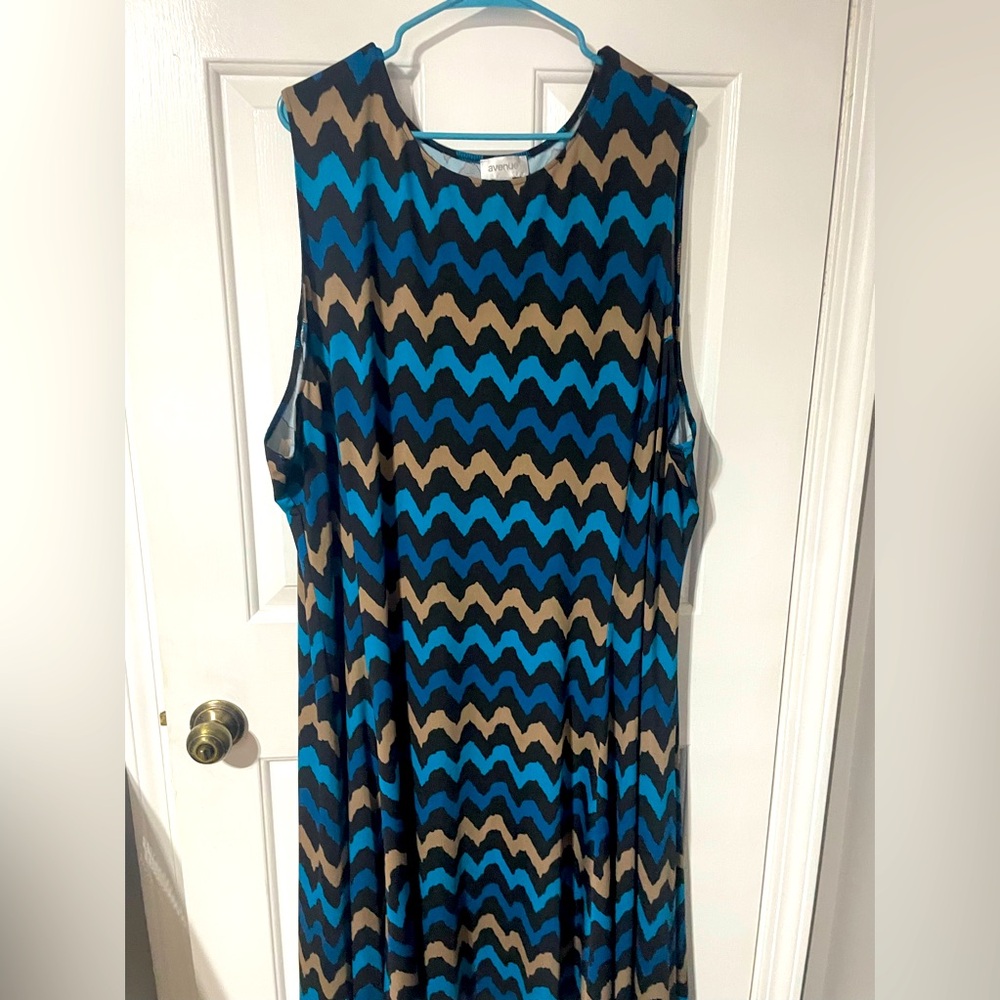 Avenue Multiple-color Maxi knee length dress. 
30/32